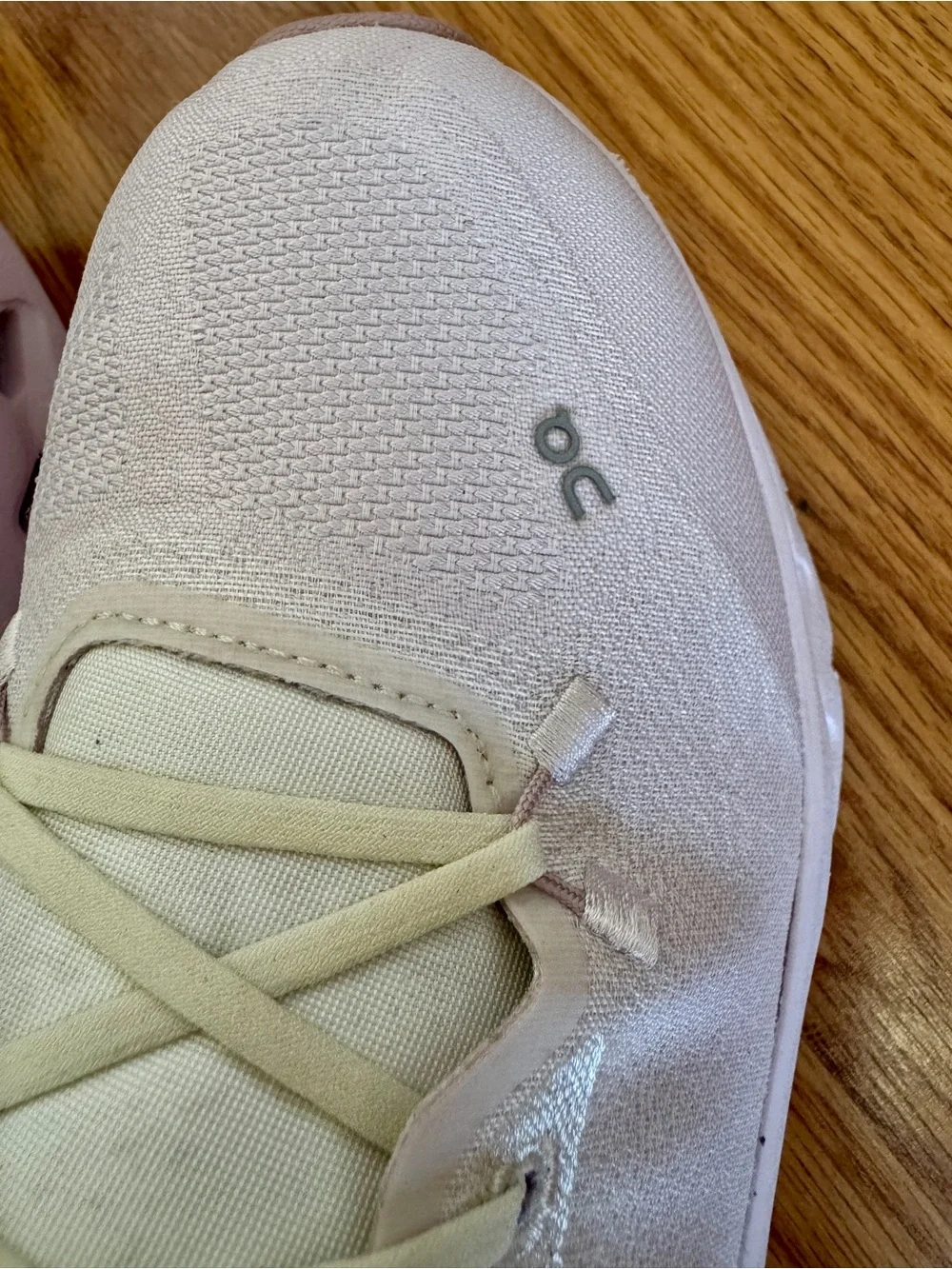 On Cloudtilt Women’s 9 / EU 40.5 in Ivory/Orchid
